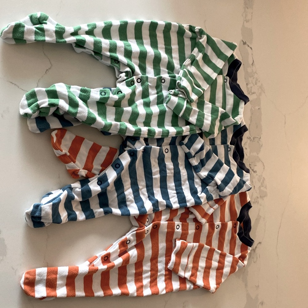 ⚫️ Marks & Spencer  ⚫️ footed and hand cover snap pjs - 3-6 months